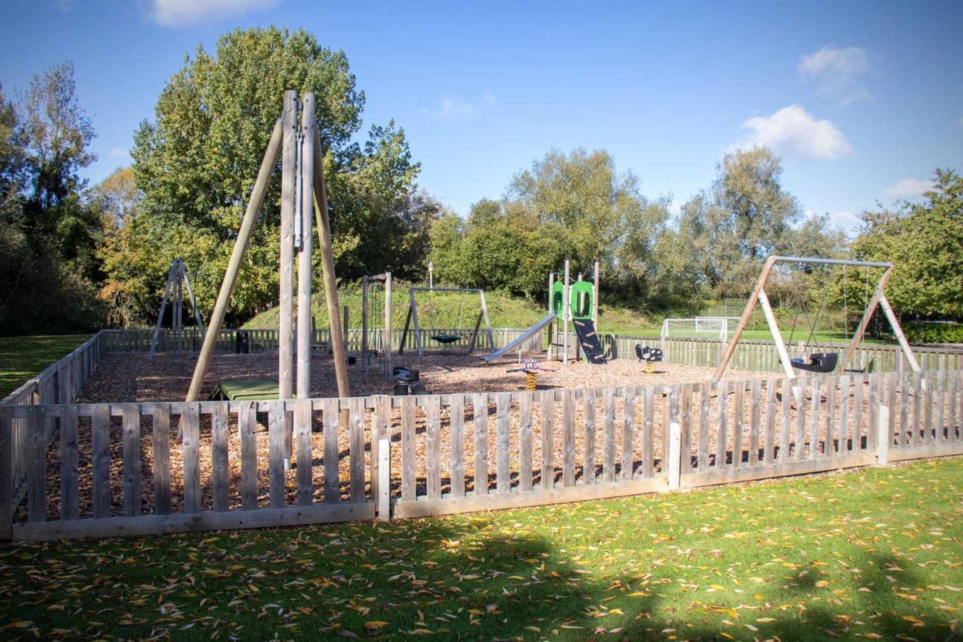 Luxury Kingfisher Lodge, Isis Lake, Within The Cotswold Waterpark Cirencester Exterior foto