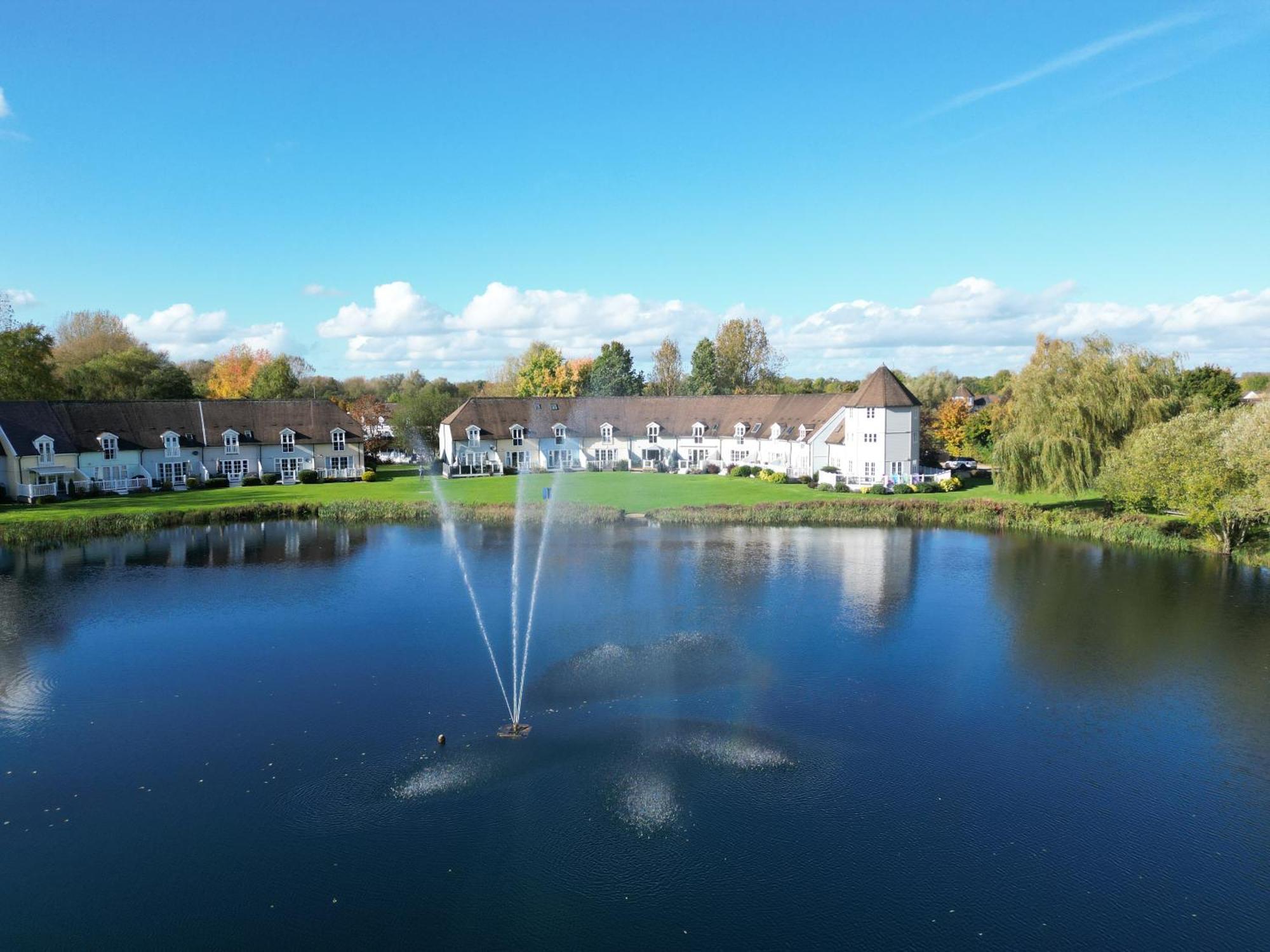 Luxury Kingfisher Lodge, Isis Lake, Within The Cotswold Waterpark Cirencester Exterior foto