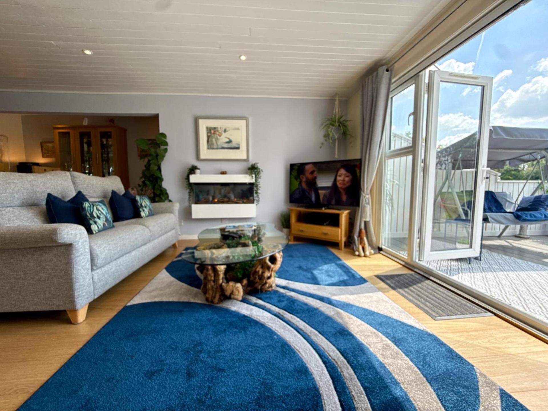 Luxury Kingfisher Lodge, Isis Lake, Within The Cotswold Waterpark Cirencester Exterior foto